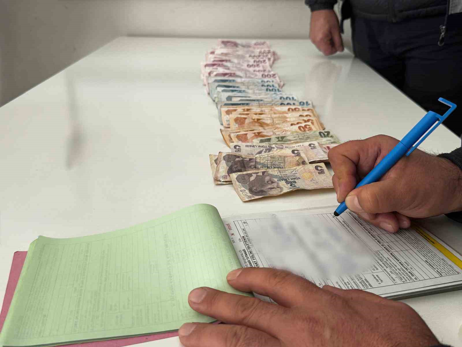 esnaftan-para-toplayan-dilencinin-uzerinden-9-bin-tl-cikti