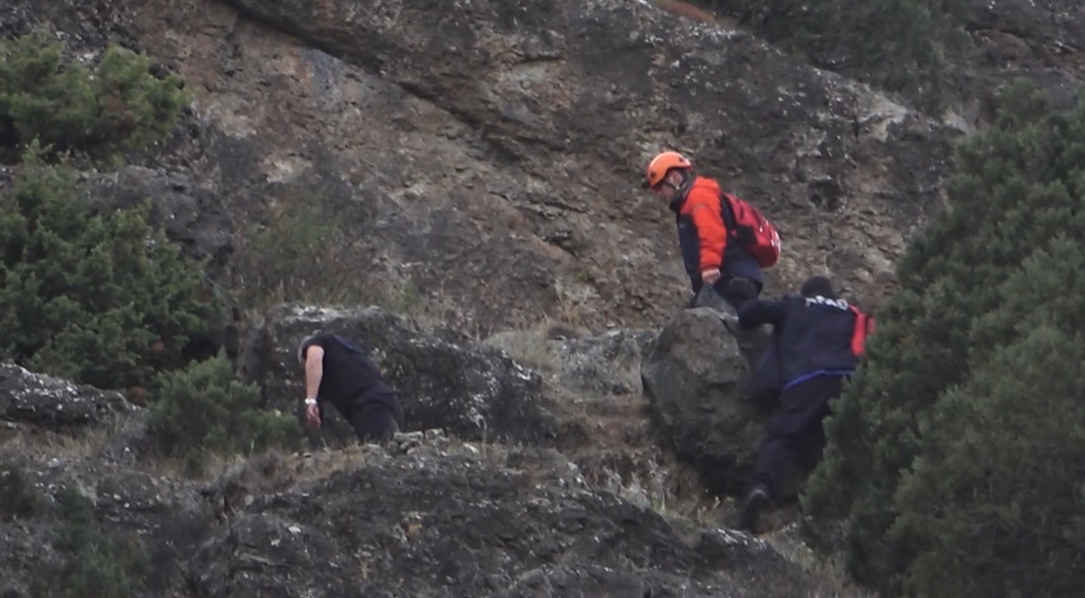 gumushanede-arkadasiyla-gezintiye-cikan-erkek-hemsire-kayaliklardan-dustu