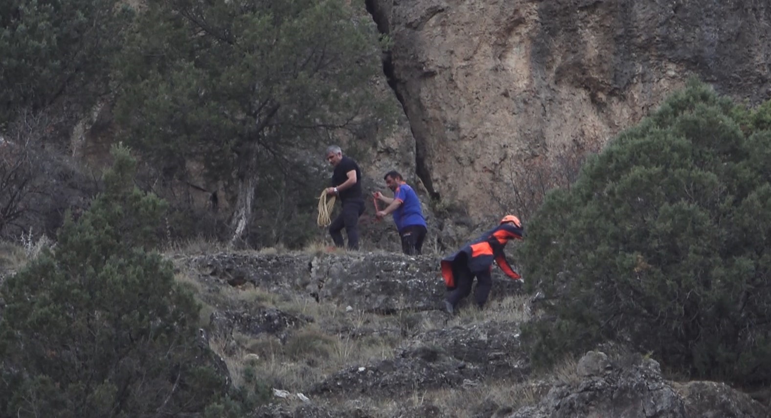 gumushanede-arkadasiyla-gezintiye-cikan-erkek-hemsire-kayaliklardan-dustu
