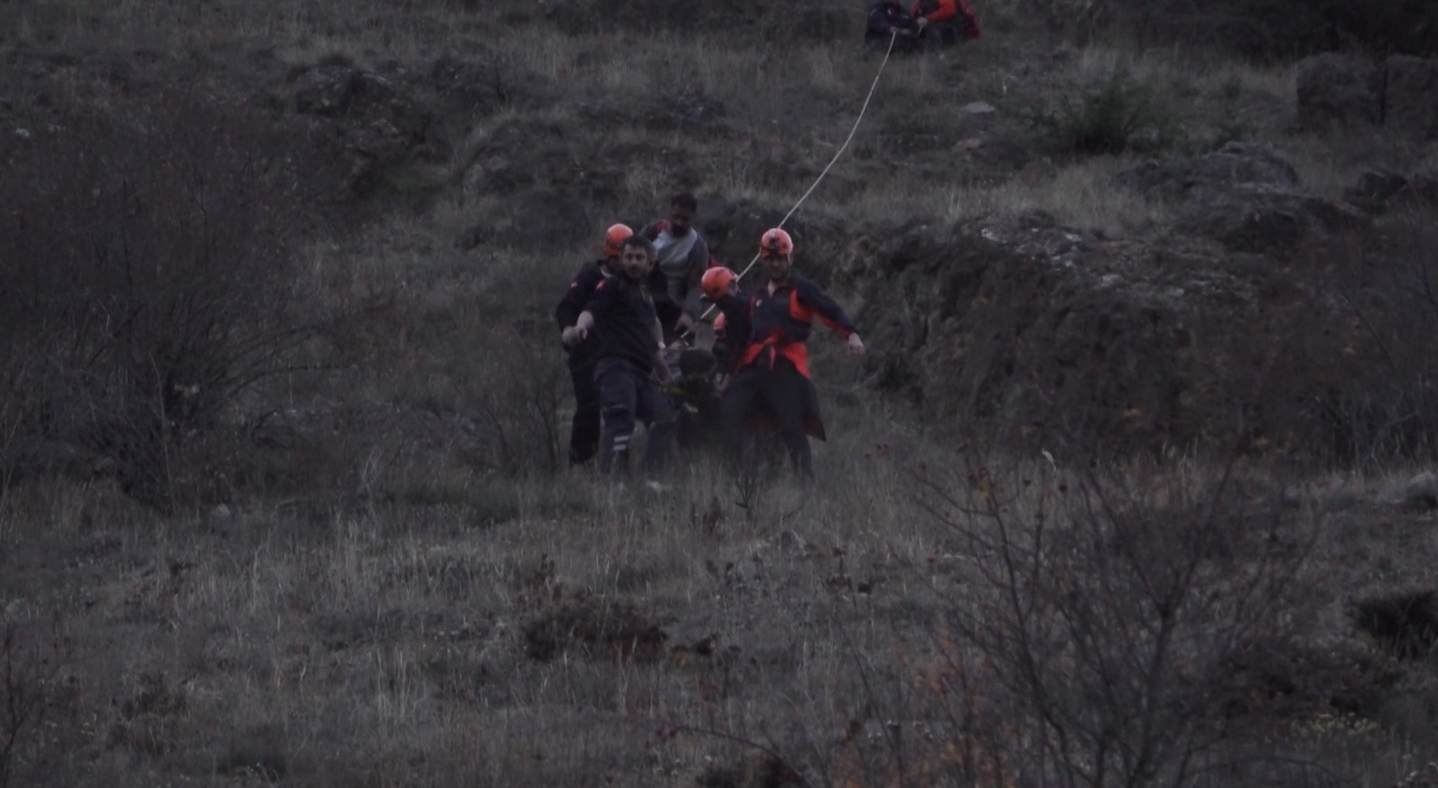 gumushanede-arkadasiyla-gezintiye-cikan-erkek-hemsire-kayaliklardan-dustu