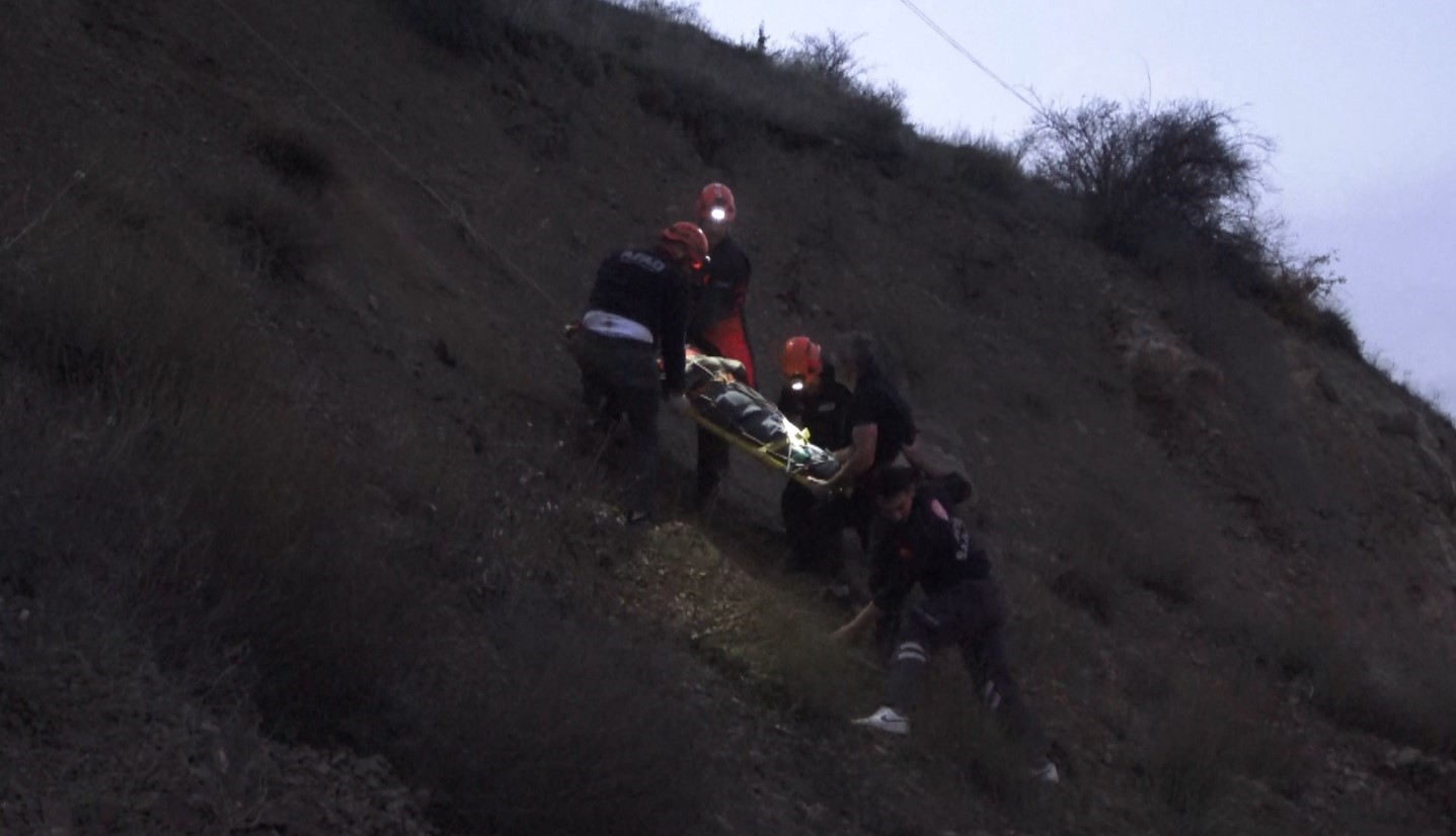 gumushanede-arkadasiyla-gezintiye-cikan-erkek-hemsire-kayaliklardan-dustu