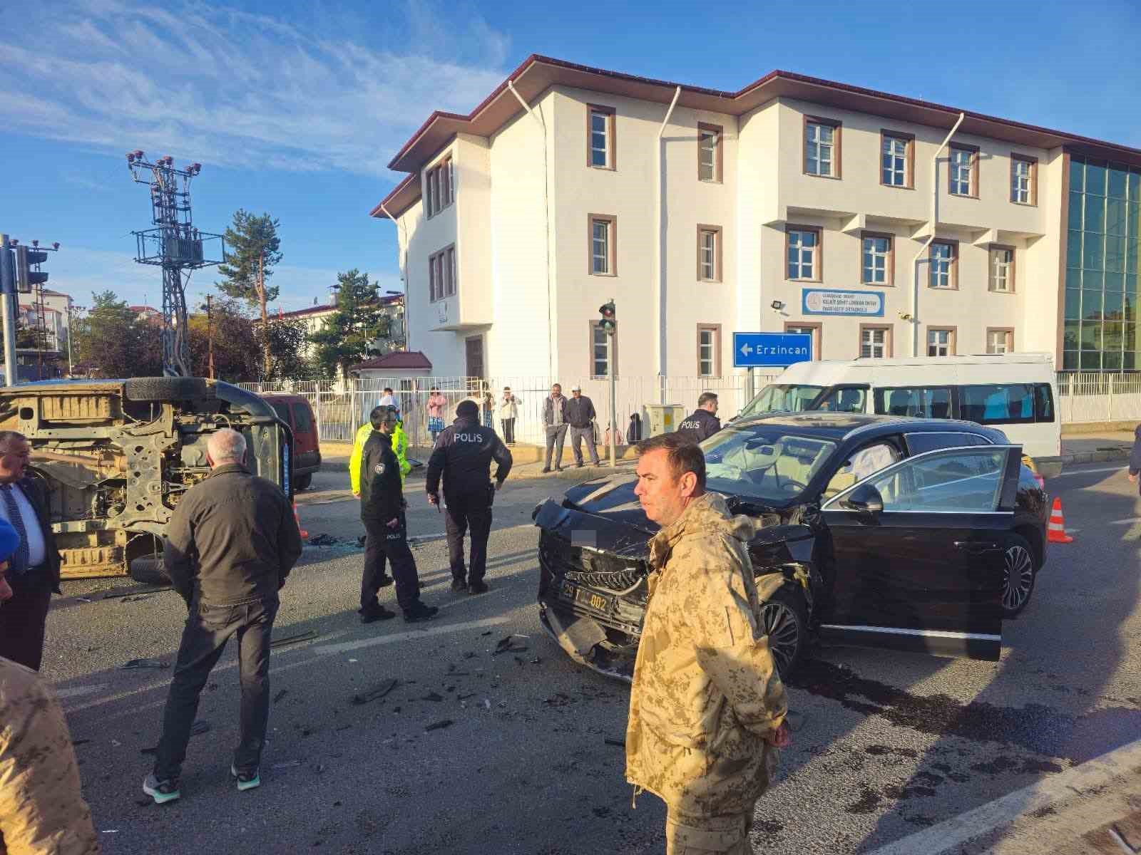 gumushanede-belediye-makam-araci-ile-jandarma-minibusu-carpisti-2-asker-yaralandi