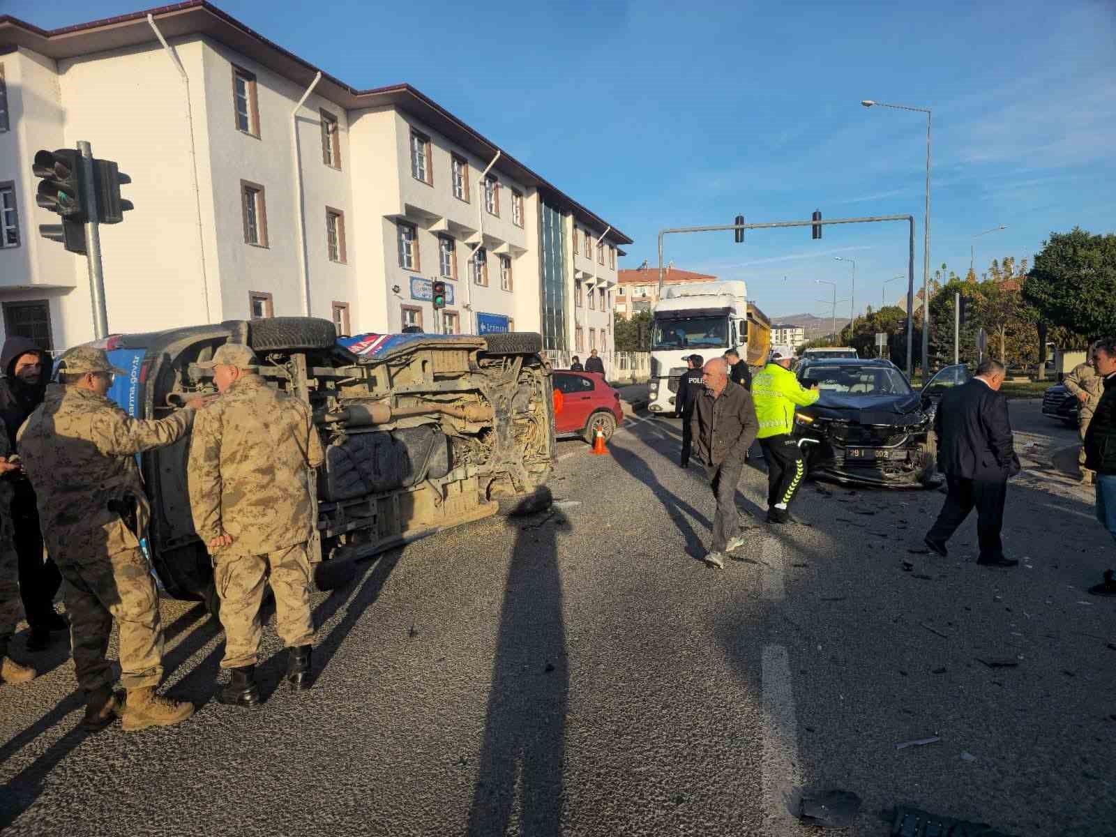 gumushanede-belediye-makam-araci-ile-jandarma-minibusu-carpisti-2-asker-yaralandi