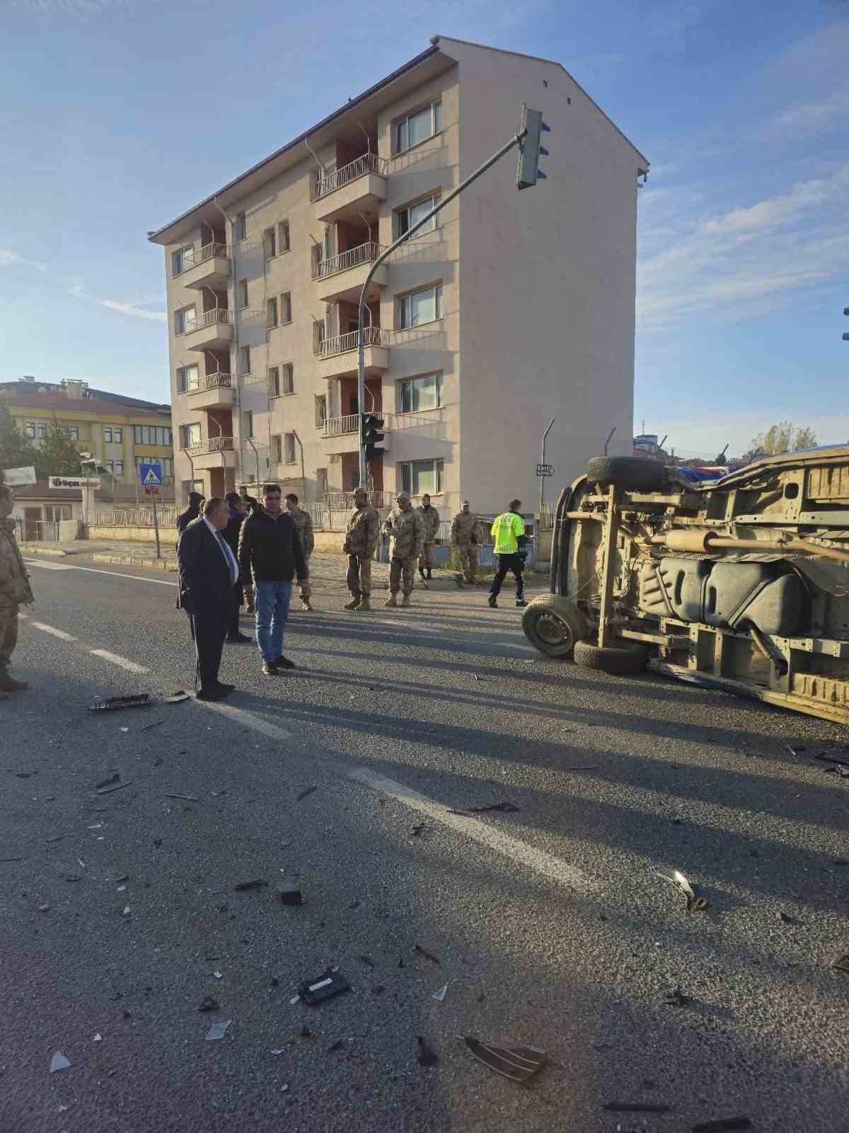 gumushanede-belediye-makam-araci-ile-jandarma-minibusu-carpisti-2-asker-yaralandi