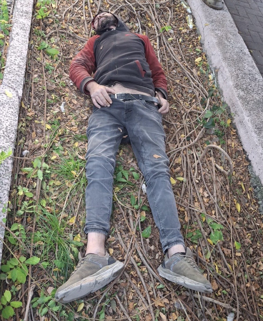 hastane-bahcesinde-baygin-bulunan-sahis-hayatini-kaybetti