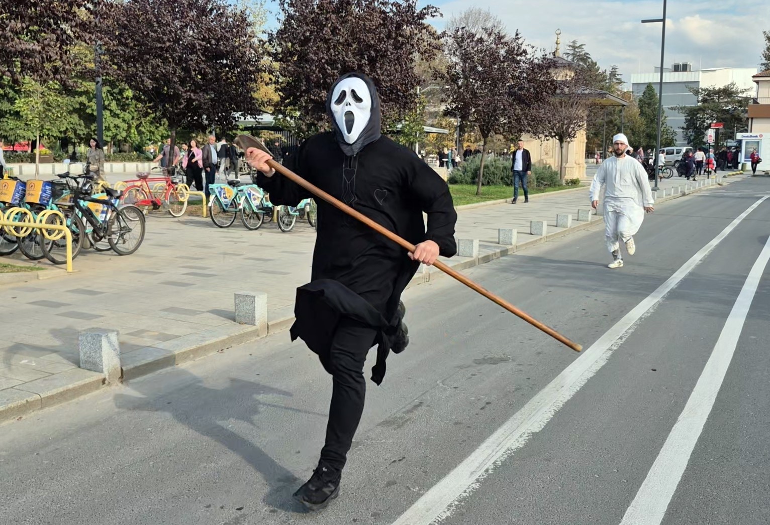 hizli-giden-motosikleti-kazalara-dikkat-cekmek-icin-kovaladilar