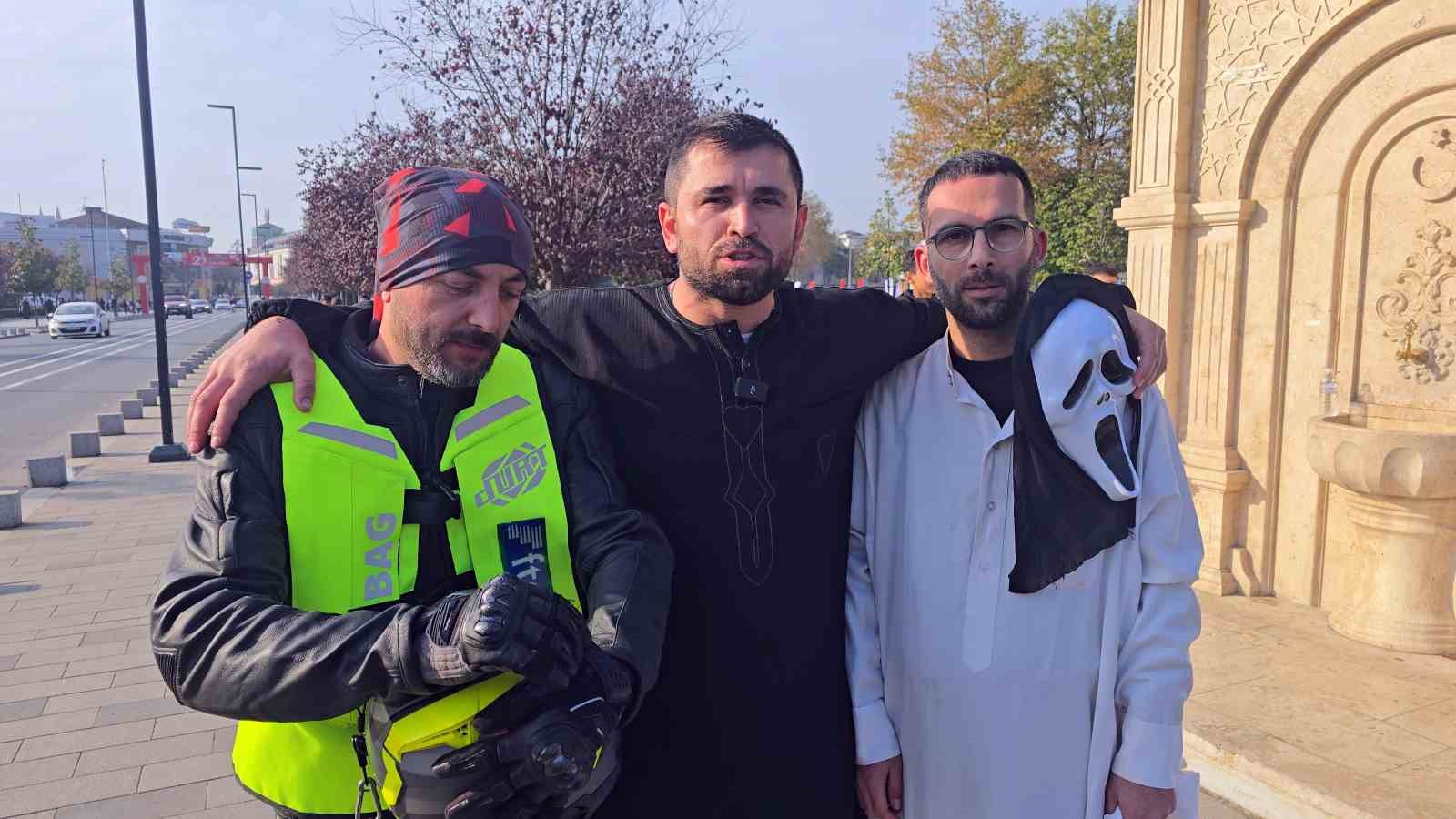 hizli-giden-motosikleti-kazalara-dikkat-cekmek-icin-kovaladilar