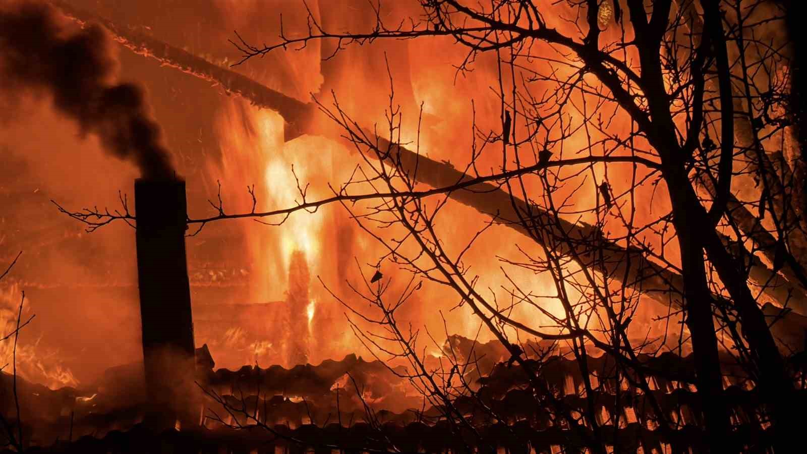 iki-katli-ahsap-ev-alevlere-teslim-oldu