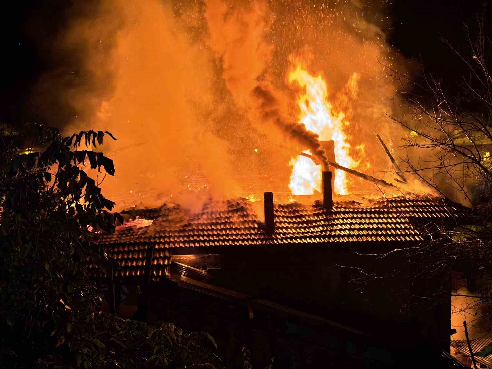 iki-katli-ahsap-ev-alevlere-teslim-oldu