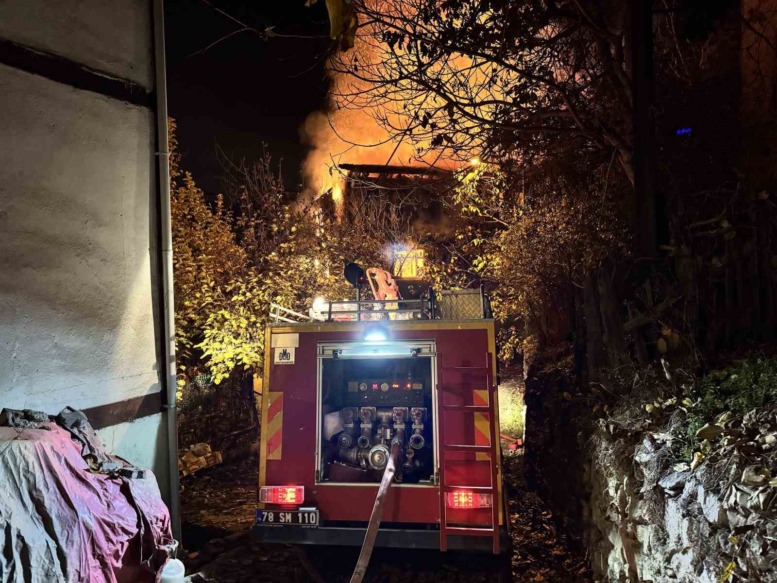 iki-katli-ahsap-ev-alevlere-teslim-oldu