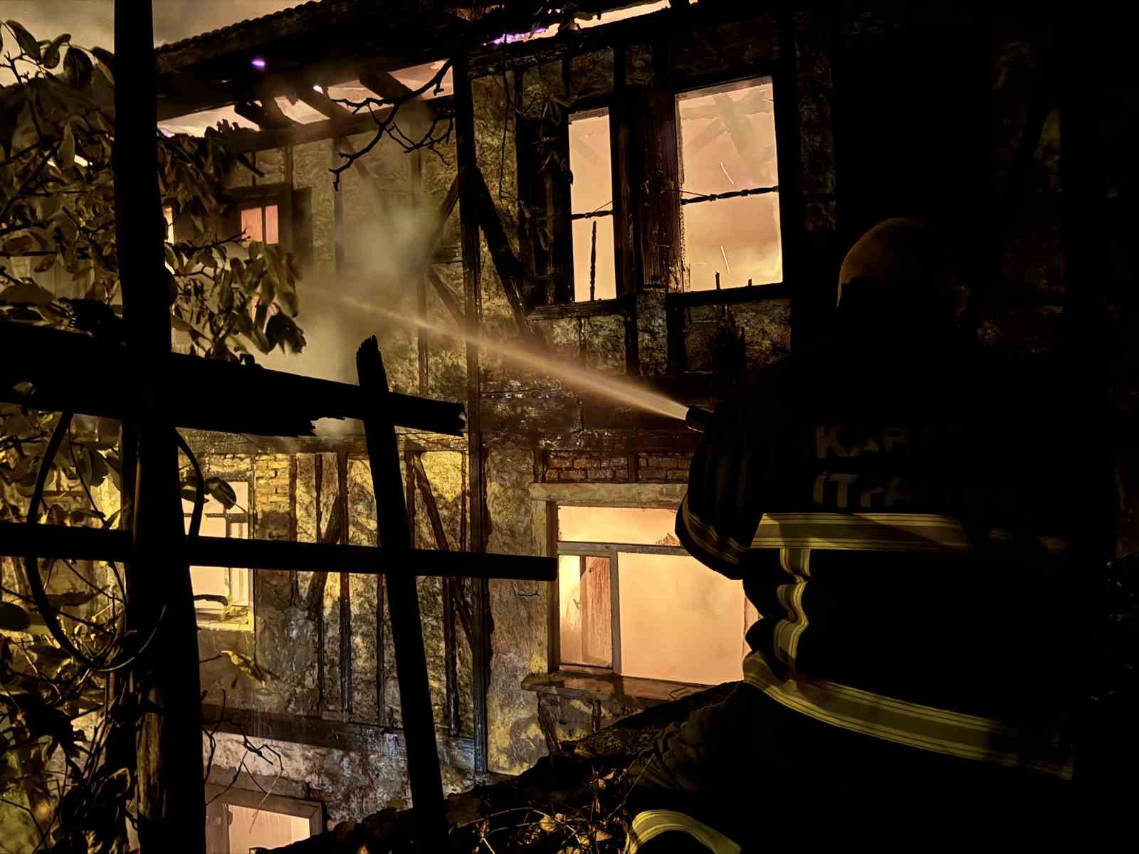 iki-katli-ahsap-ev-alevlere-teslim-oldu