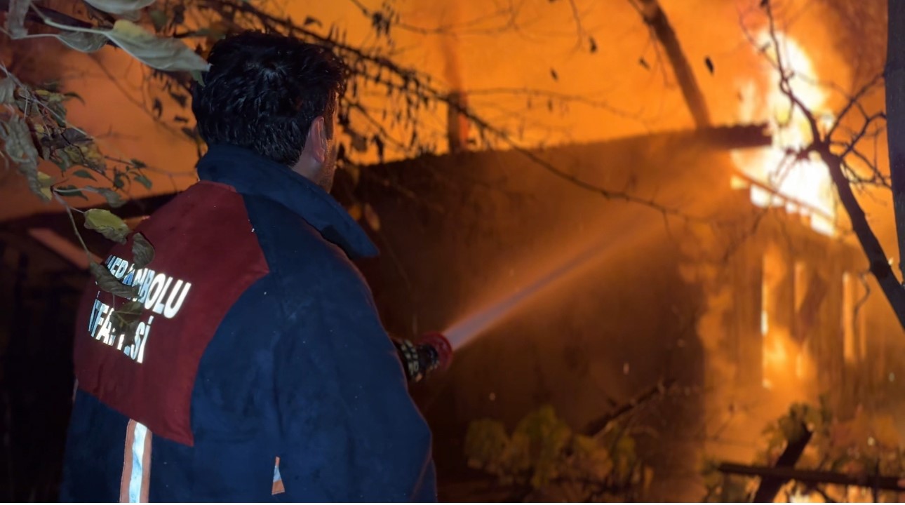 iki-katli-ahsap-ev-alevlere-teslim-oldu