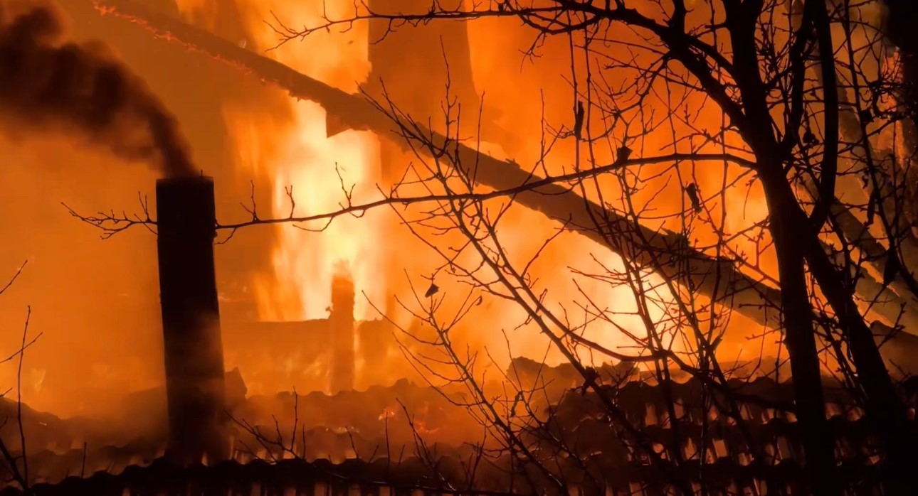 iki-katli-ahsap-ev-alevlere-teslim-oldu