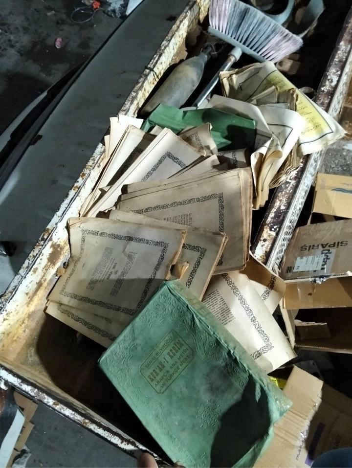 kagit-tasiyan-aractan-kuran-i-kerim-sayfalari-savruldu-2-kisi-hakkinda-islem-baslatildi