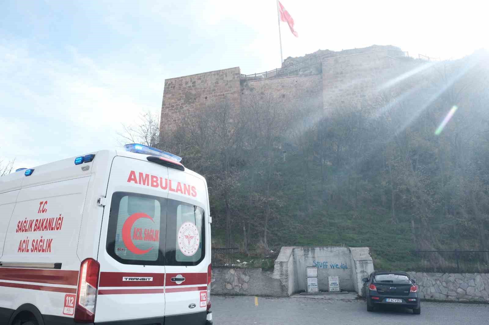 kalede-intihar-girisiminde-bulunan-sahsi-polis-ikna-etti