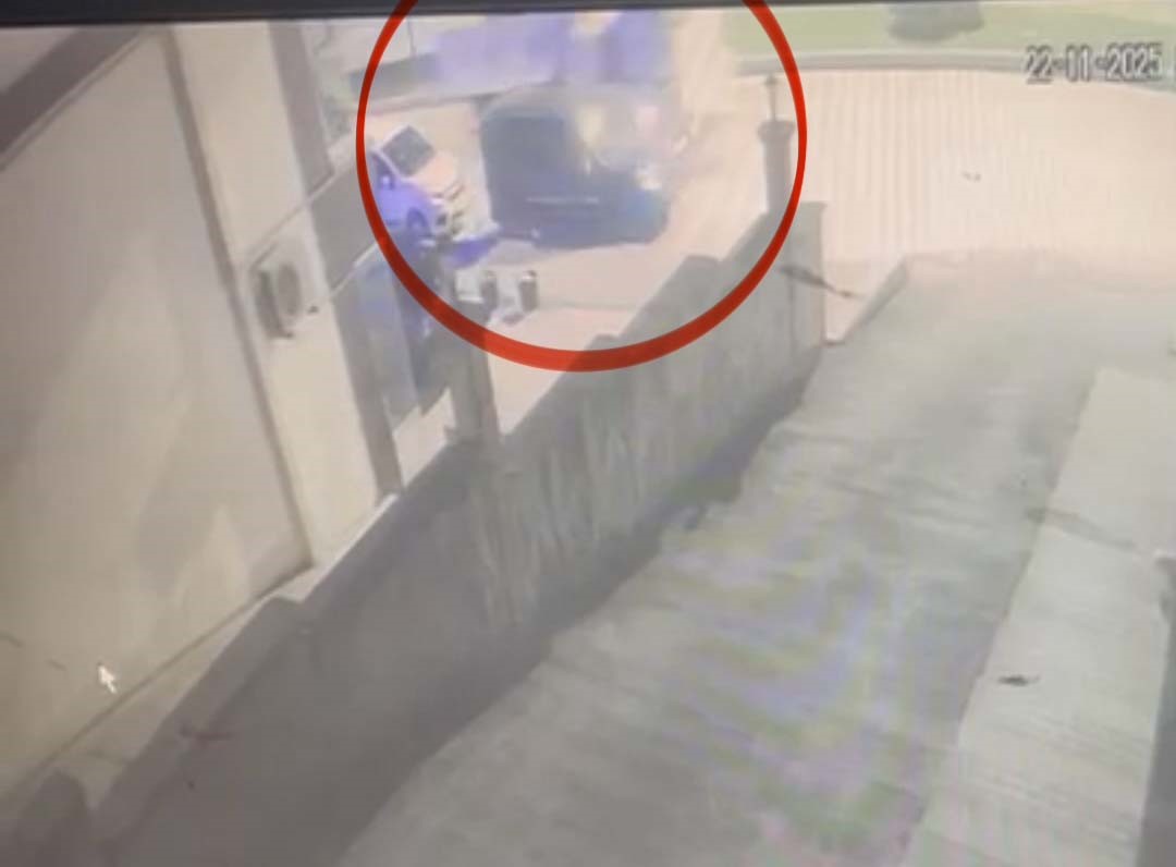 kamyonun-carpip-kactigi-kazada-genc-surucu-yaralandi-kaza-ani-guvenlik-kamerasinda