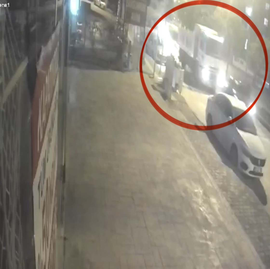 kamyonun-carpip-kactigi-kazada-genc-surucu-yaralandi-kaza-ani-guvenlik-kamerasinda