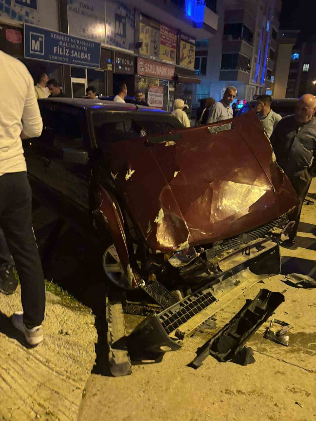 kamyonun-carpip-kactigi-kazada-genc-surucu-yaralandi-kaza-ani-guvenlik-kamerasinda