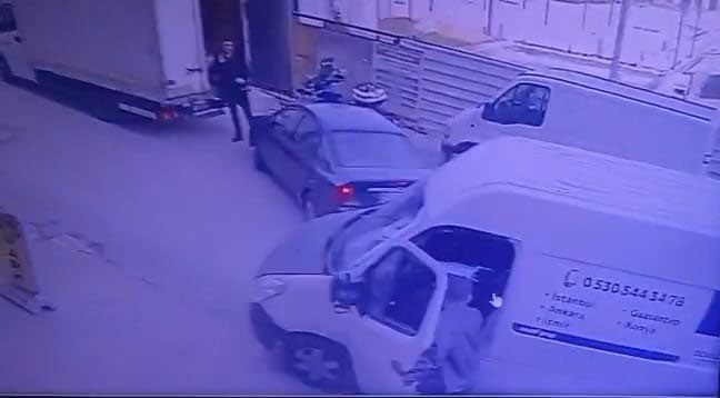 karabukte-el-freni-cekilmeyen-kamyonet-geri-geri-kaydi-otopark-gorevlisi-faciayi-onledi