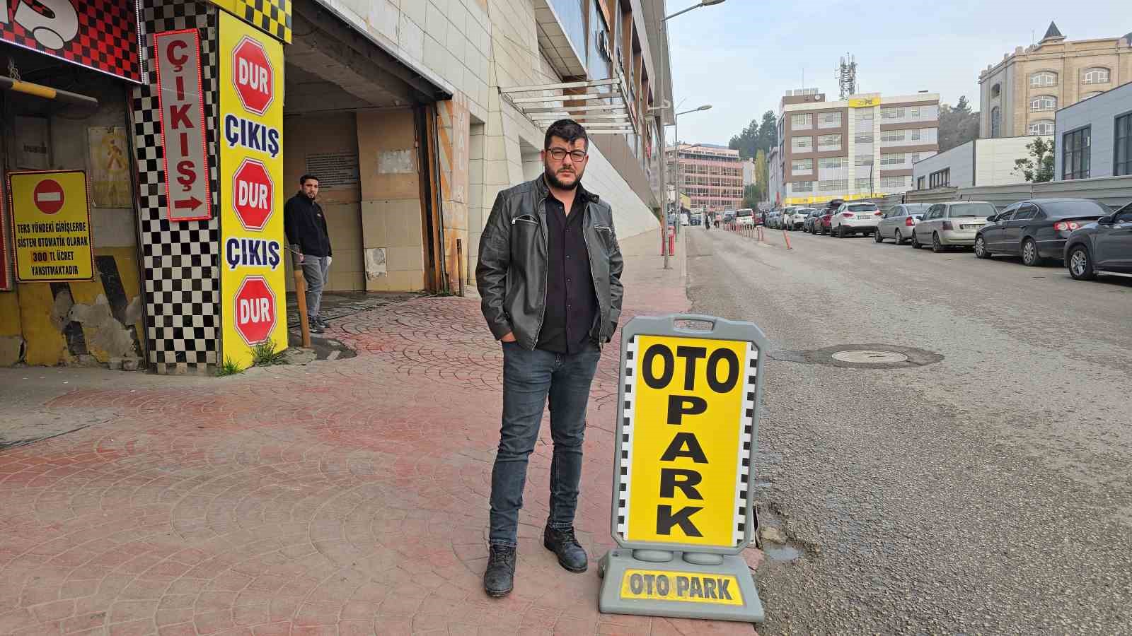 karabukte-el-freni-cekilmeyen-kamyonet-geri-geri-kaydi-otopark-gorevlisi-faciayi-onledi