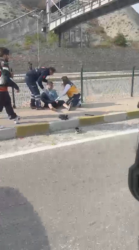 karabukte-ust-gecit-yakininda-zincirleme-kaza-2-motosiklet-surucusu-yaralandi