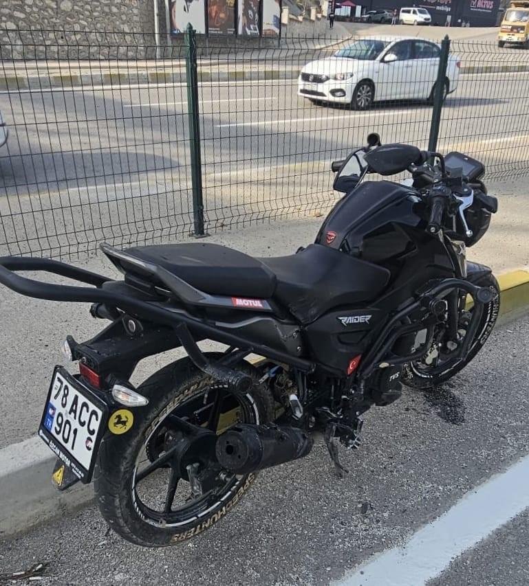 karabukte-ust-gecit-yakininda-zincirleme-kaza-2-motosiklet-surucusu-yaralandi