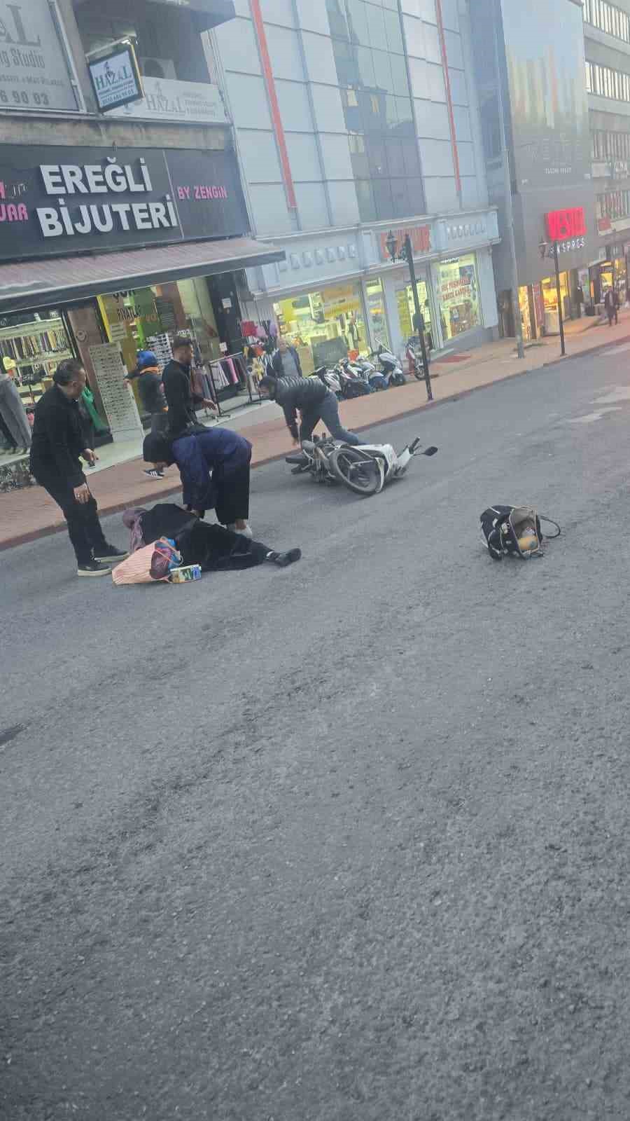 karadeniz-ereglide-motosiklet-yayaya-carpti-3-yarali