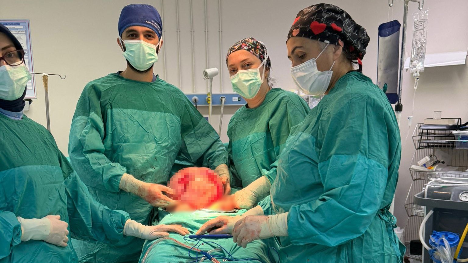 karni-2-ayda-9-aylik-hamile-gibi-buyuyen-kadinin-icinden-karpuz-kadar-kitle-cikarildi