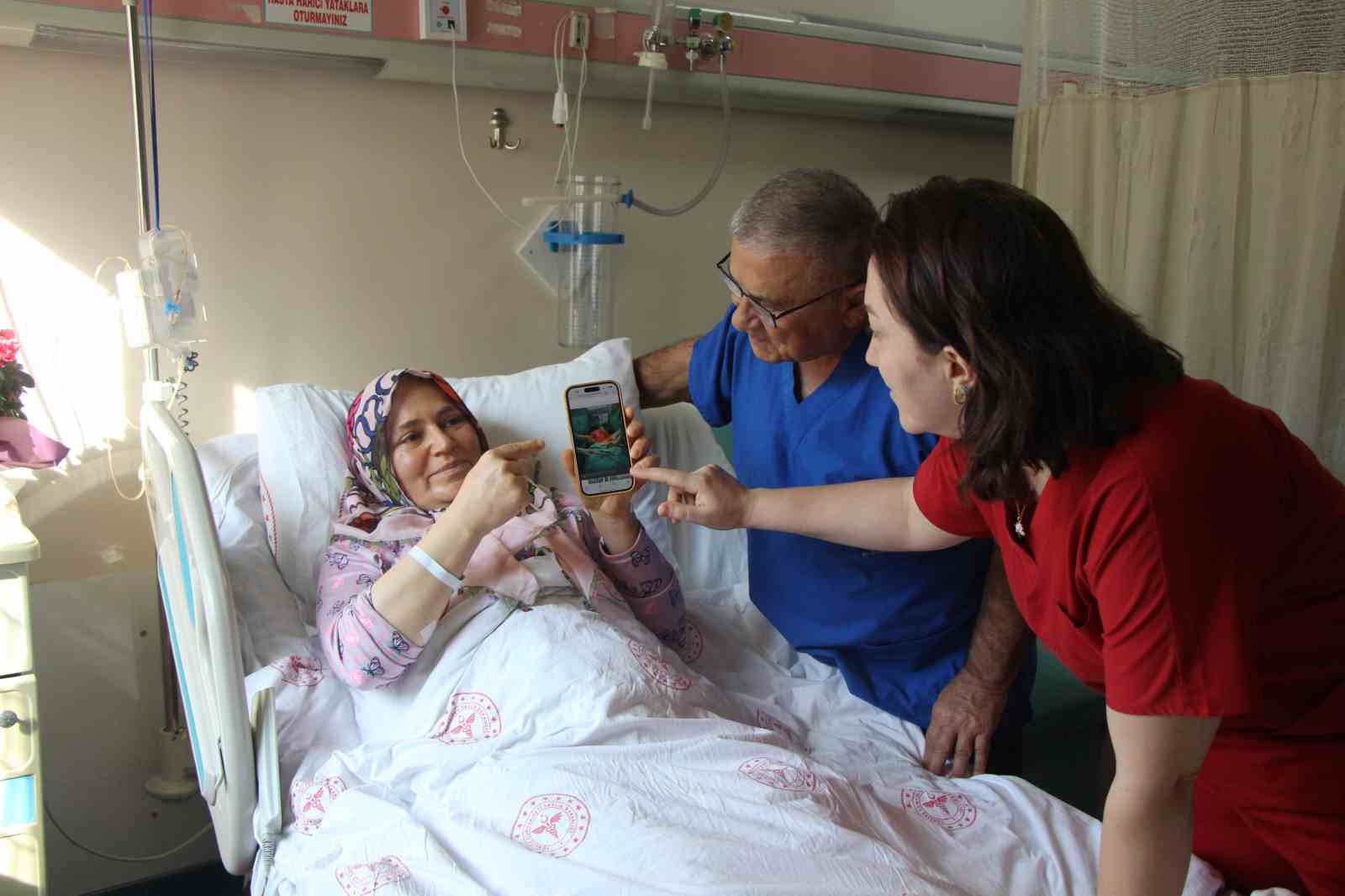 karni-2-ayda-9-aylik-hamile-gibi-buyuyen-kadinin-icinden-karpuz-kadar-kitle-cikarildi