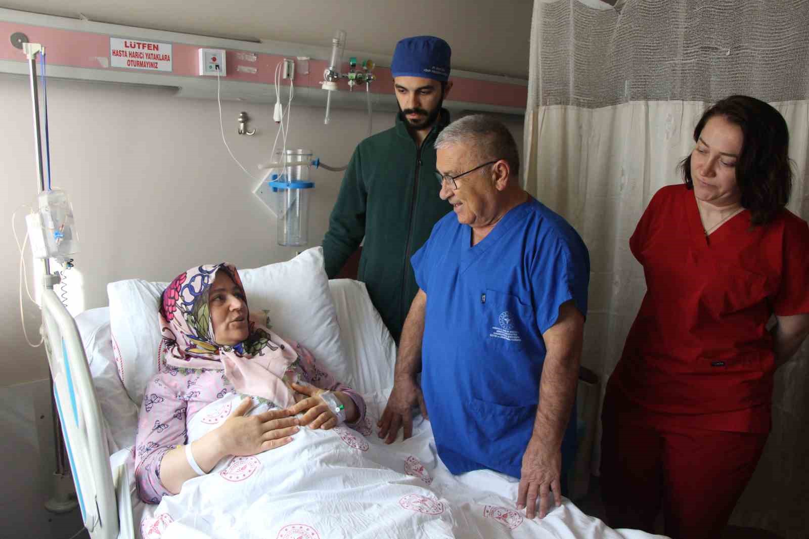 karni-2-ayda-9-aylik-hamile-gibi-buyuyen-kadinin-icinden-karpuz-kadar-kitle-cikarildi