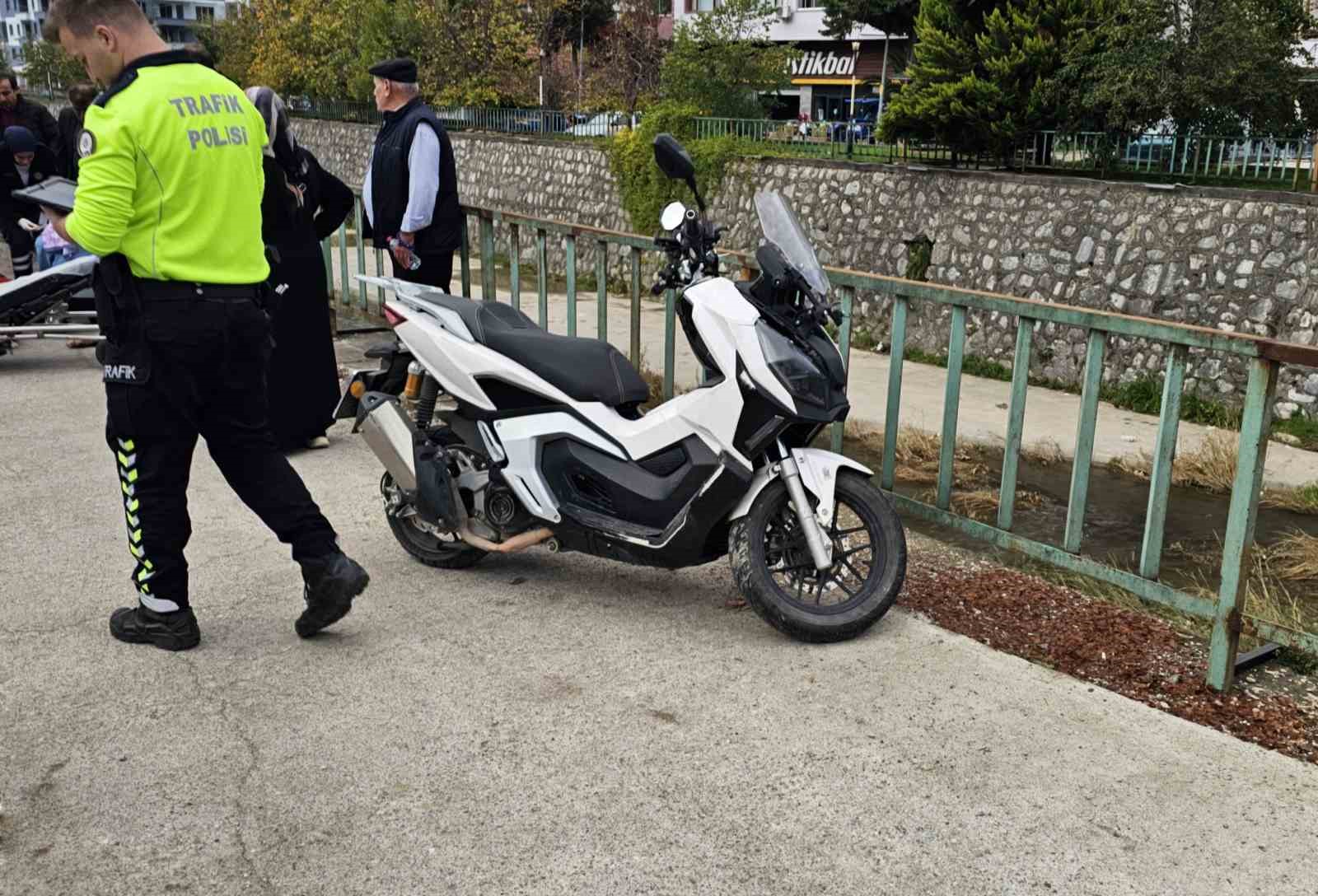 kasksiz-motosiklet-surucusu-kazada-yaralandi