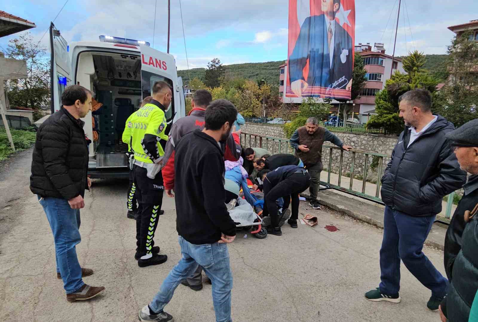 kasksiz-motosiklet-surucusu-kazada-yaralandi