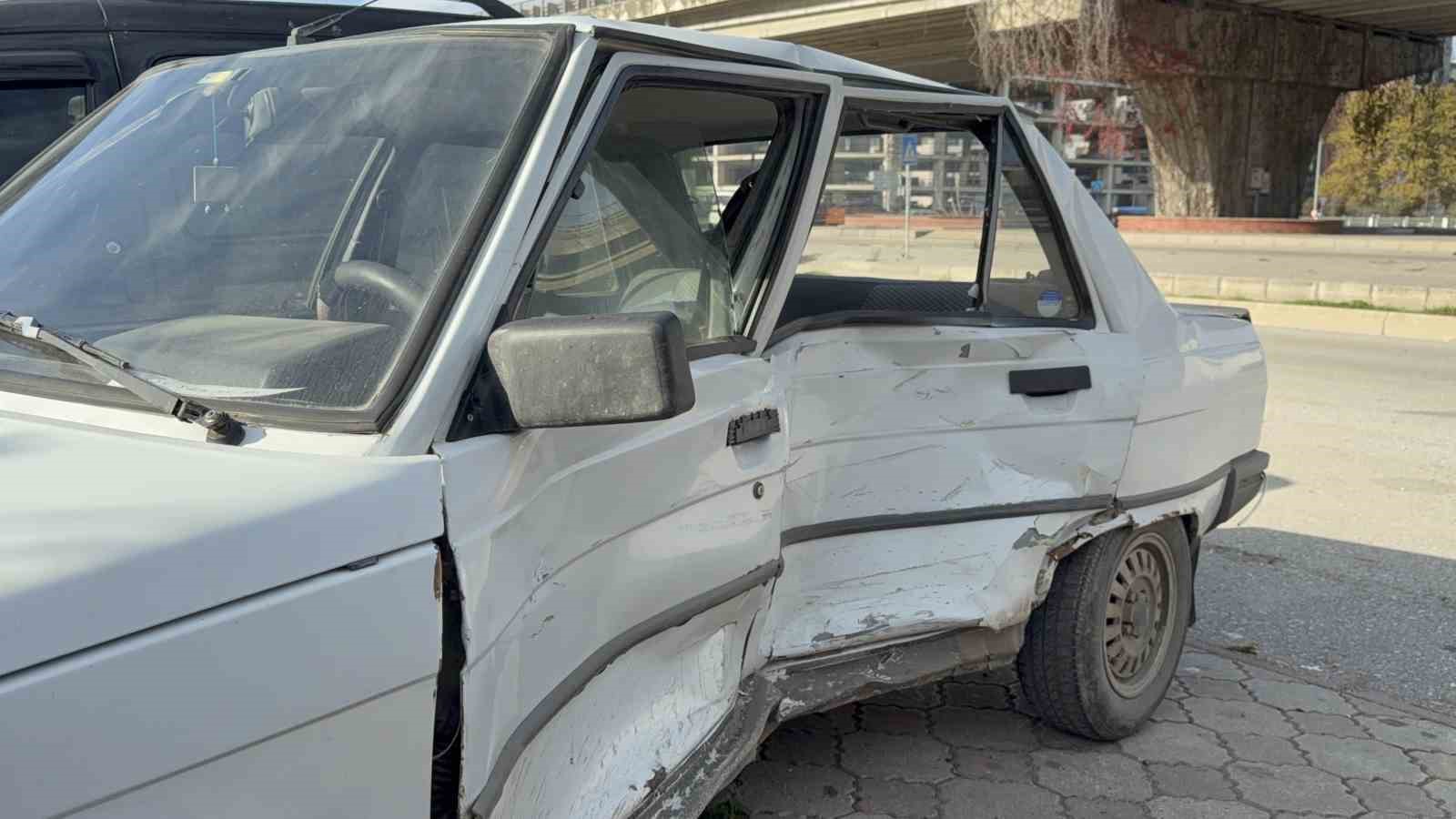 kavsakta-otomobiller-carpisti-2-yarali