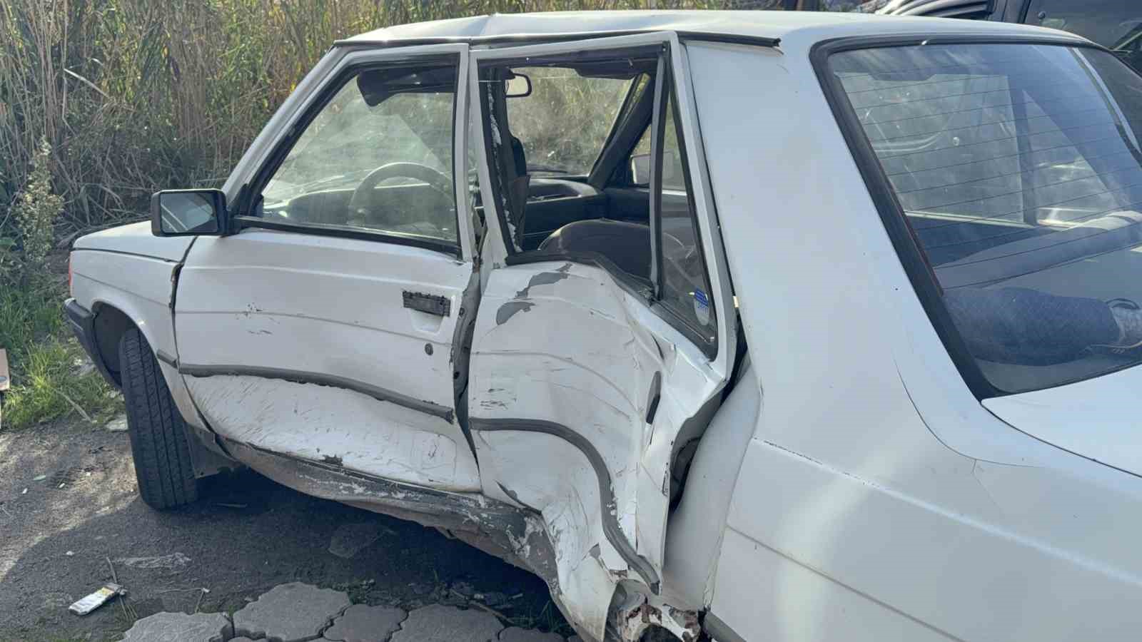 kavsakta-otomobiller-carpisti-2-yarali