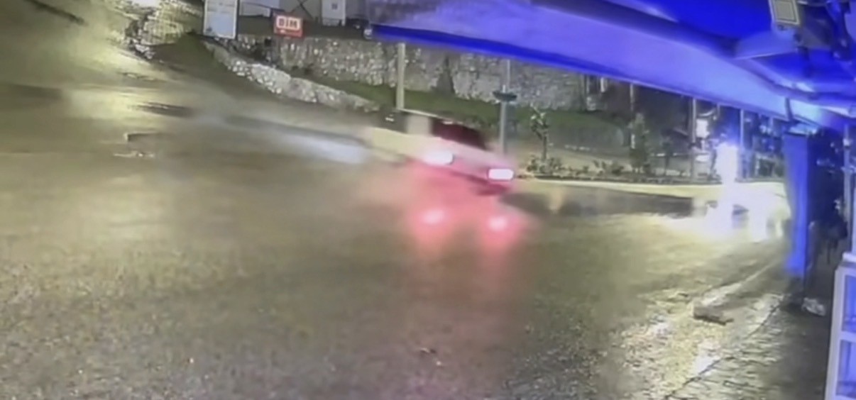 kayganlasan-yolda-otomobil-paramparca-oldu-2-yarali