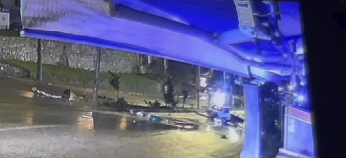 kayganlasan-yolda-otomobil-paramparca-oldu-2-yarali