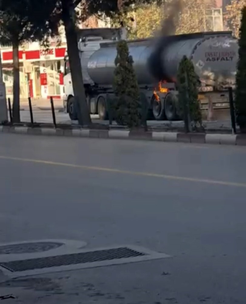 kirmizi-isikta-bekleyen-tirin-tekerlekleri-yandi-facia-itfaiyenin-hizli-mudahalesiyle-onlendi