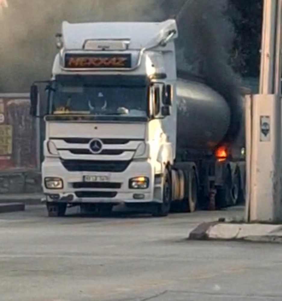 kirmizi-isikta-bekleyen-tirin-tekerlekleri-yandi-facia-itfaiyenin-hizli-mudahalesiyle-onlendi