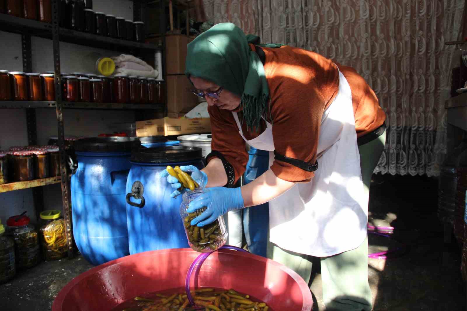 kis-mevsiminin-vazgecilmezi-tursu-tezgahlari-suslemeye-basladi