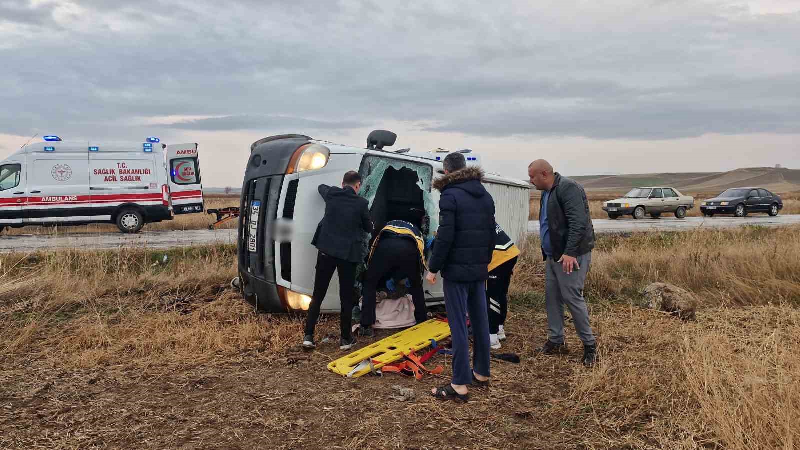 kontrolden-cikan-minibus-tarlaya-devrildi-3-yarali