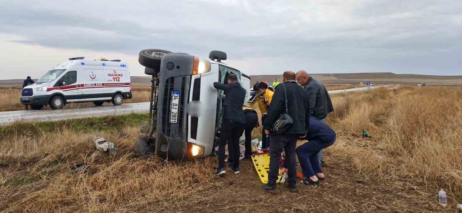 kontrolden-cikan-minibus-tarlaya-devrildi-3-yarali