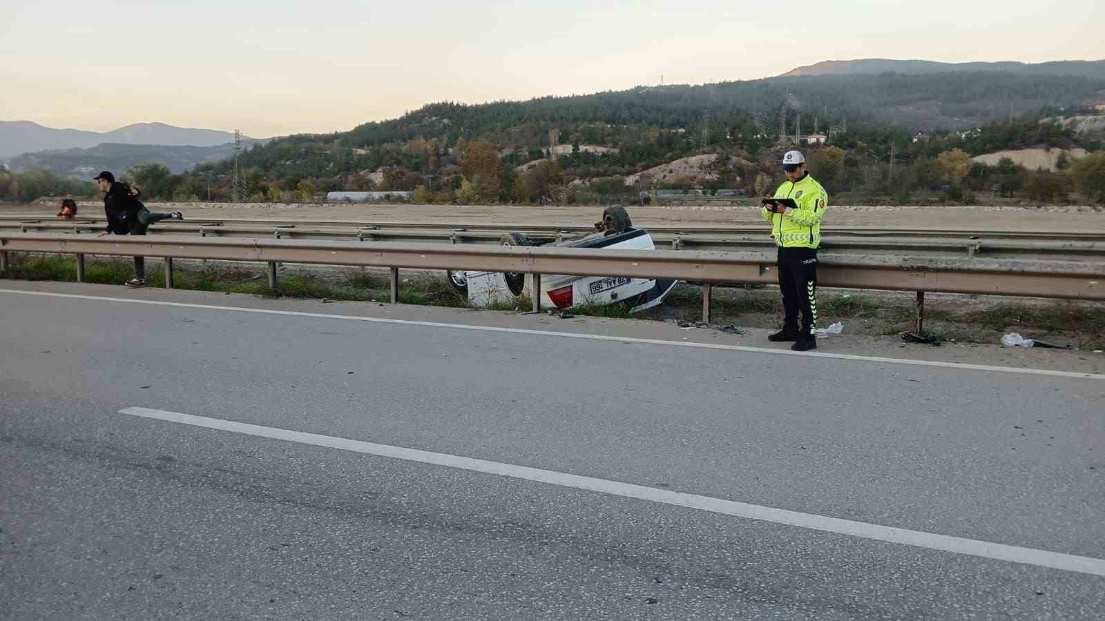 kontrolden-cikan-otomobil-takla-atti-2-yarali