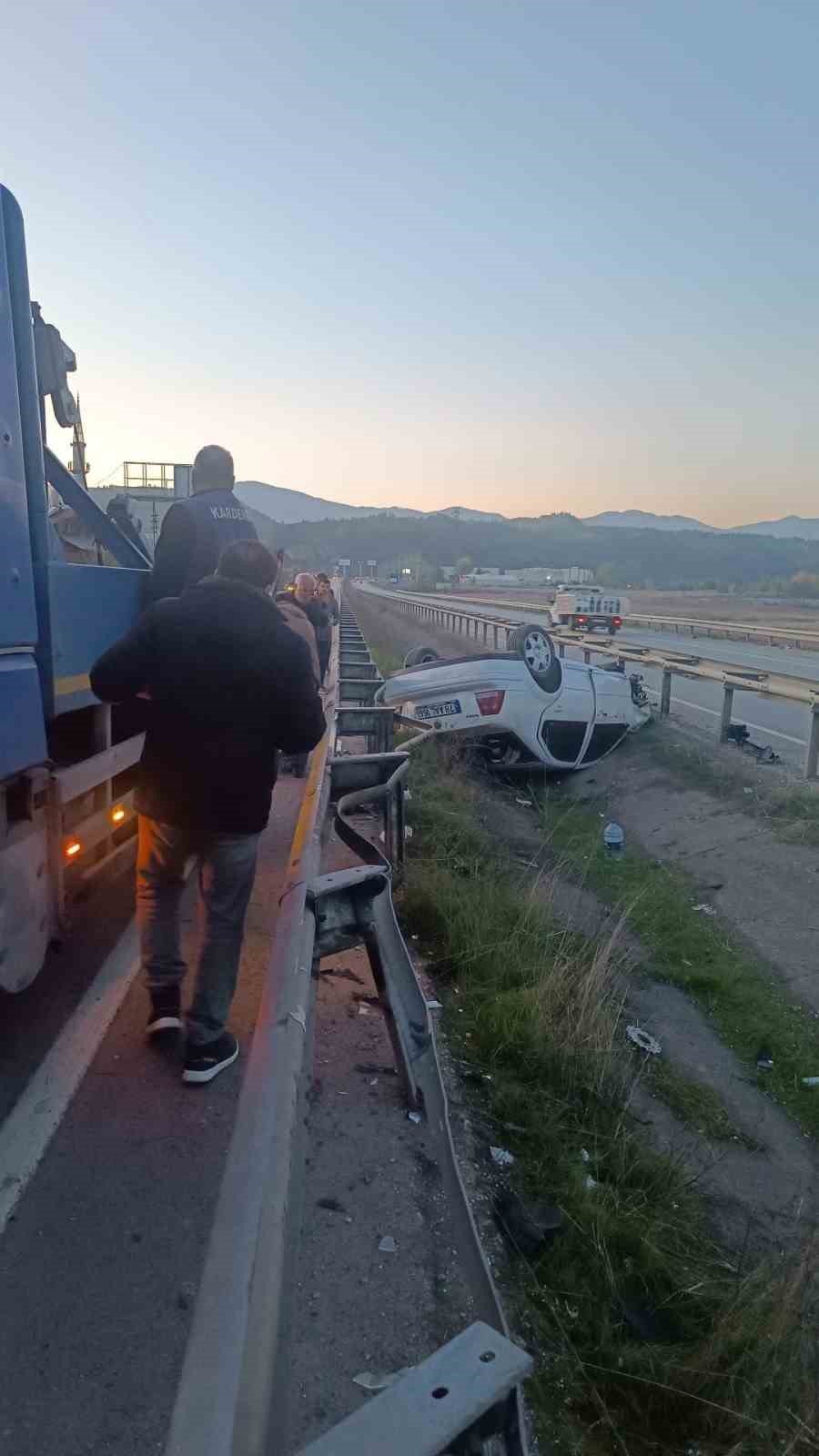kontrolden-cikan-otomobil-takla-atti-2-yarali