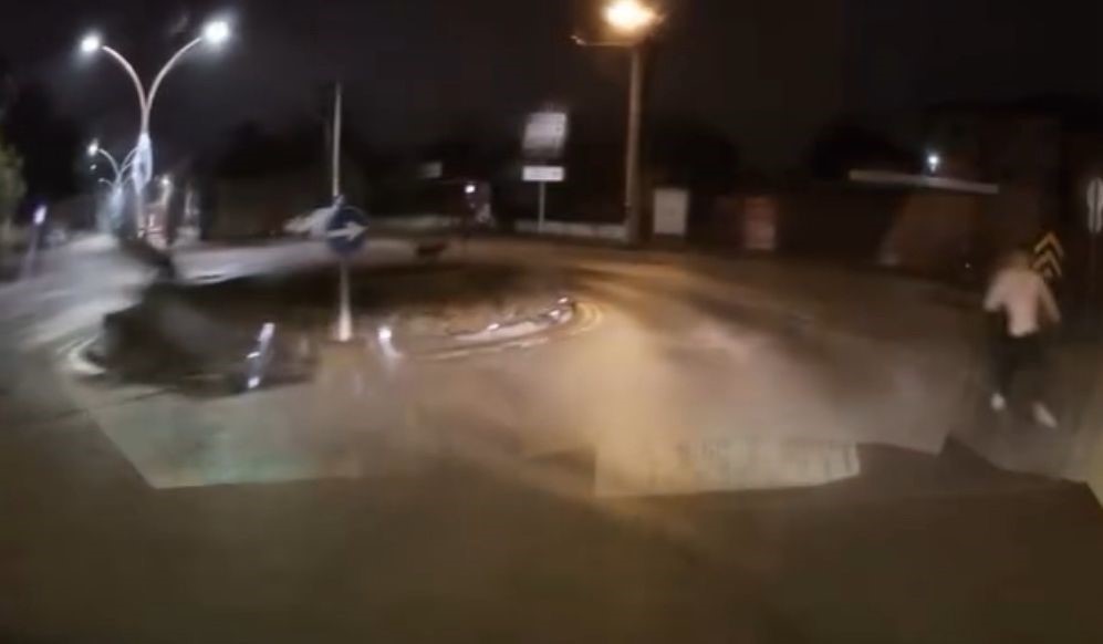 kopeklerin-kovaladigi-genci-korna-sesiyle-kurtarmisti-iyilik-iyidir