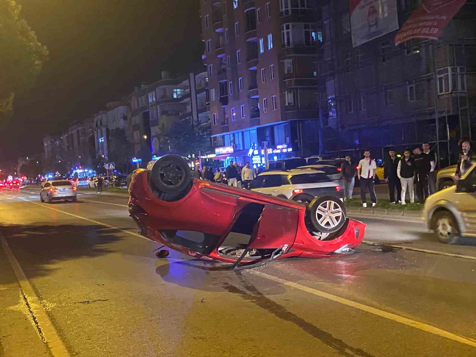 makas-atarak-iki-araca-carpan-surucu-takla-atti-1-yarali