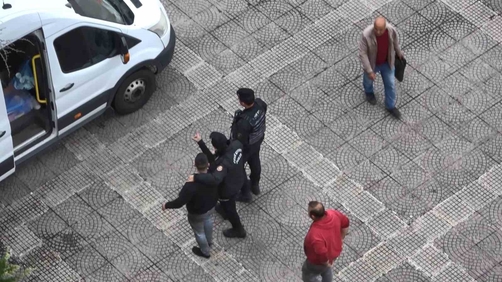 meydanda-ucan-tekmeli-kavga