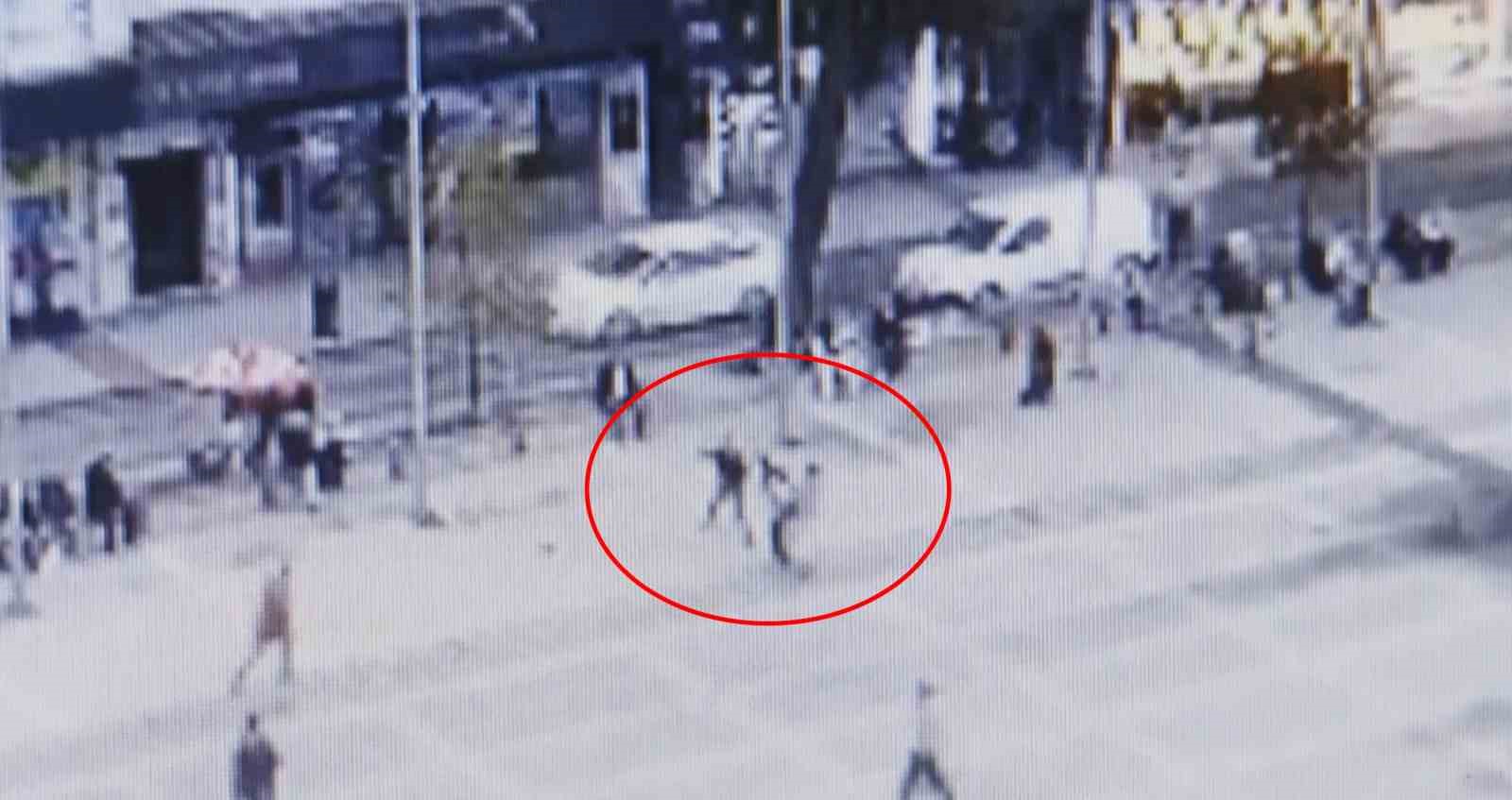 meydanda-ucan-tekmeli-kavga