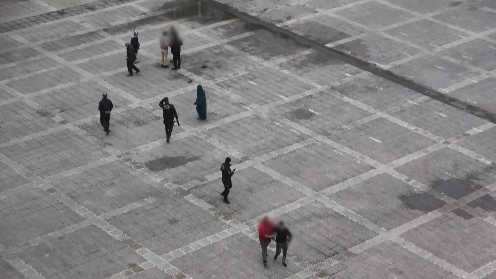 meydanda-ucan-tekmeli-kavga