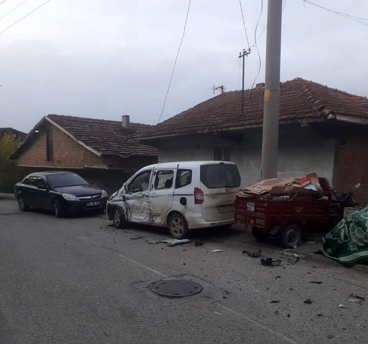 minibus-ile-hafif-ticari-arac-carpisti-2-yarali