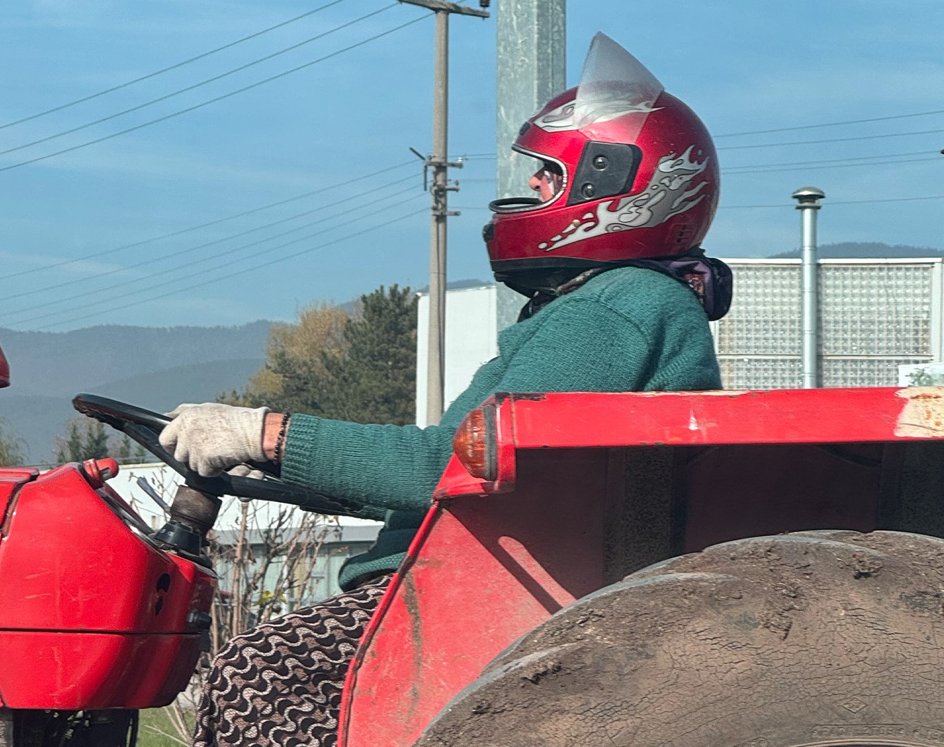 motosiklet-kaskiyla-traktor-kullanan-kadin-sosyal-medyada-buyuk-begeni-topladi